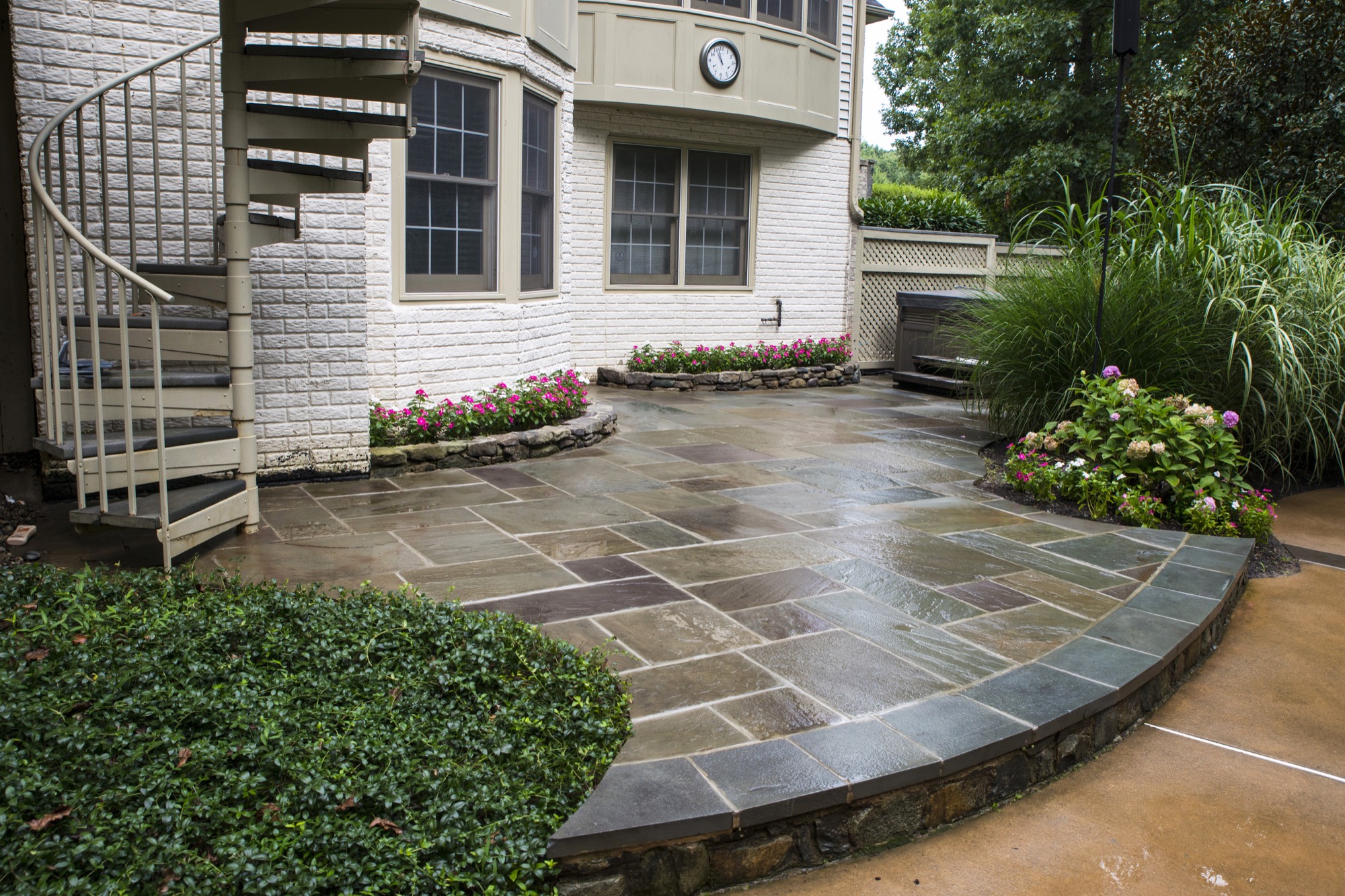 Flagstone patio with curved natural stone sitting wall in Northern Virginia